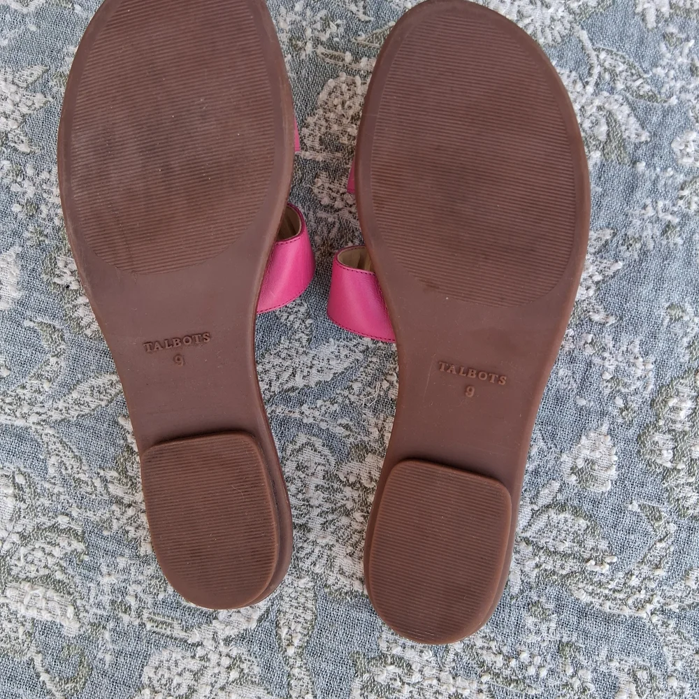 Talbots Hannah Vachetta Leather Flat Slides Sandals Sz 9. Barbie Pink Classic